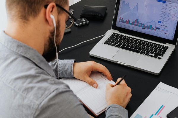 Quels sont les avantages des réseaux neuronaux pour la détection de fraudes bancaires en ligne?