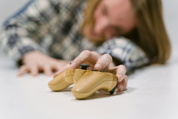 Quel type d'alimentation est recommandé pour une station de montage vidéo multi-GPU?